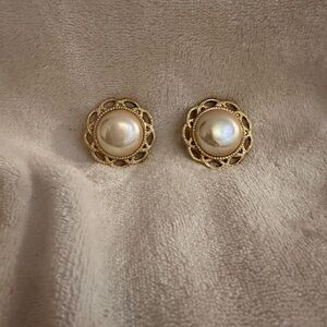 Vintage Elegant Gold and Pearl clip on Earrings